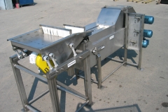 Orientlng equipment for two-lane slicer